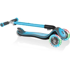 GLOBBER Scoot Er ELITE Deluxe Verlichte Wielen, Hemelsblauw 11 GLOBBER Scoot Er ELITE Deluxe Verlichte Wielen, Hemelsblauw -Buitenspeelgoed Winkel globber scoot er elite deluxe verlichte wielen hemelsblauw a303772 4