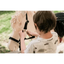 Helga Kreft "Halster Voor Tuinpaarden, Zwart." -Buitenspeelgoed Winkel helga kreft halster voor tuinpaarden zwart a276908 3