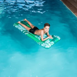 SWIM ESSENTIALS Swim Essential S Luxe Waterbed Green Tropical Leaves 11 SWIM ESSENTIALS Swim Essential S Luxe Waterbed Green Tropical Leaves -Buitenspeelgoed Winkel swim essential s luxe waterbed green tropical leaves a359723 4