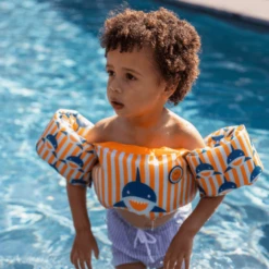 SWIM ESSENTIALS Swim Essential S Puddle Jumper Sharks -Buitenspeelgoed Winkel swim essential s puddle jumper sharks a359778 1